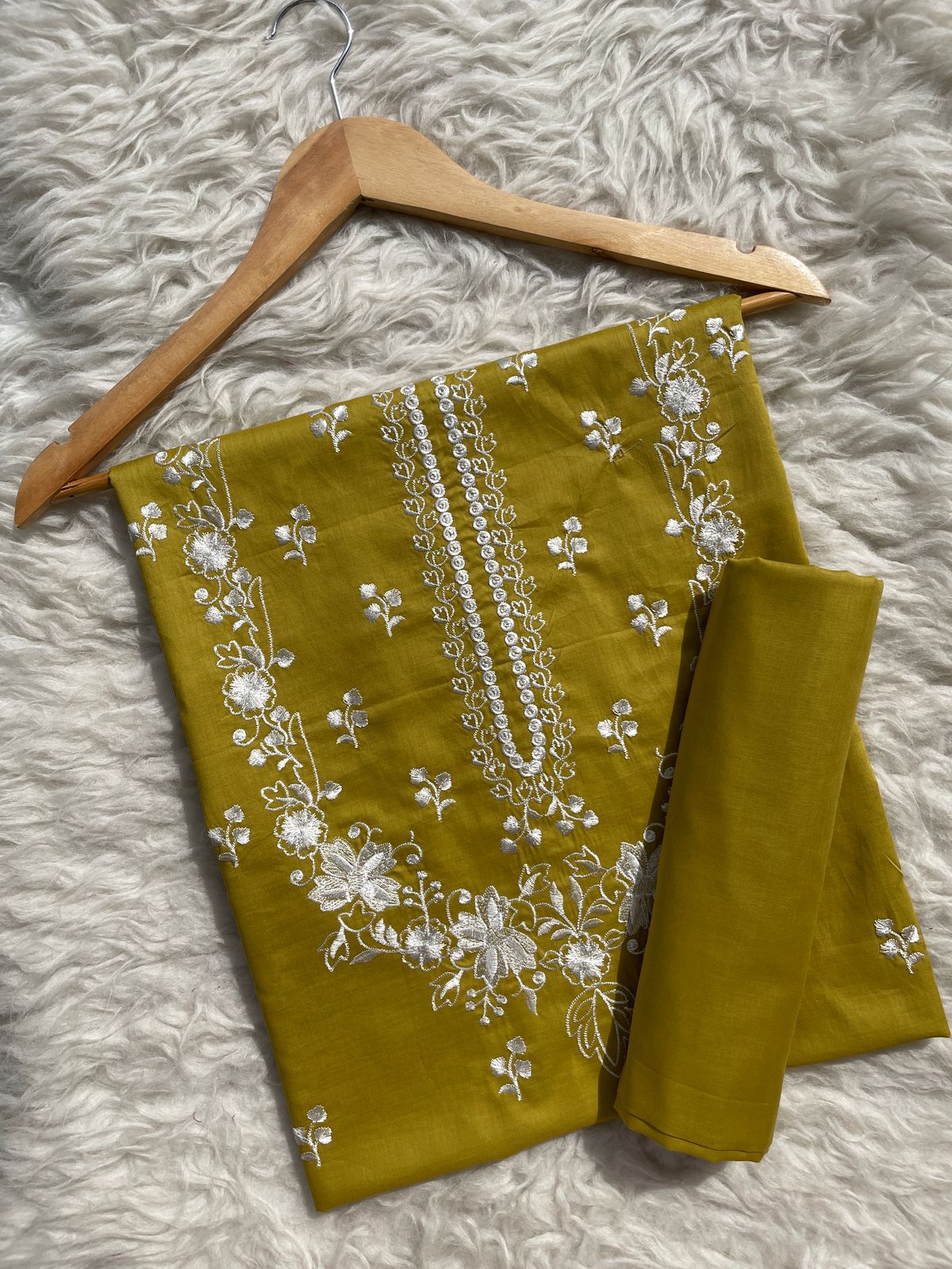 Embroidered lawn 2pc