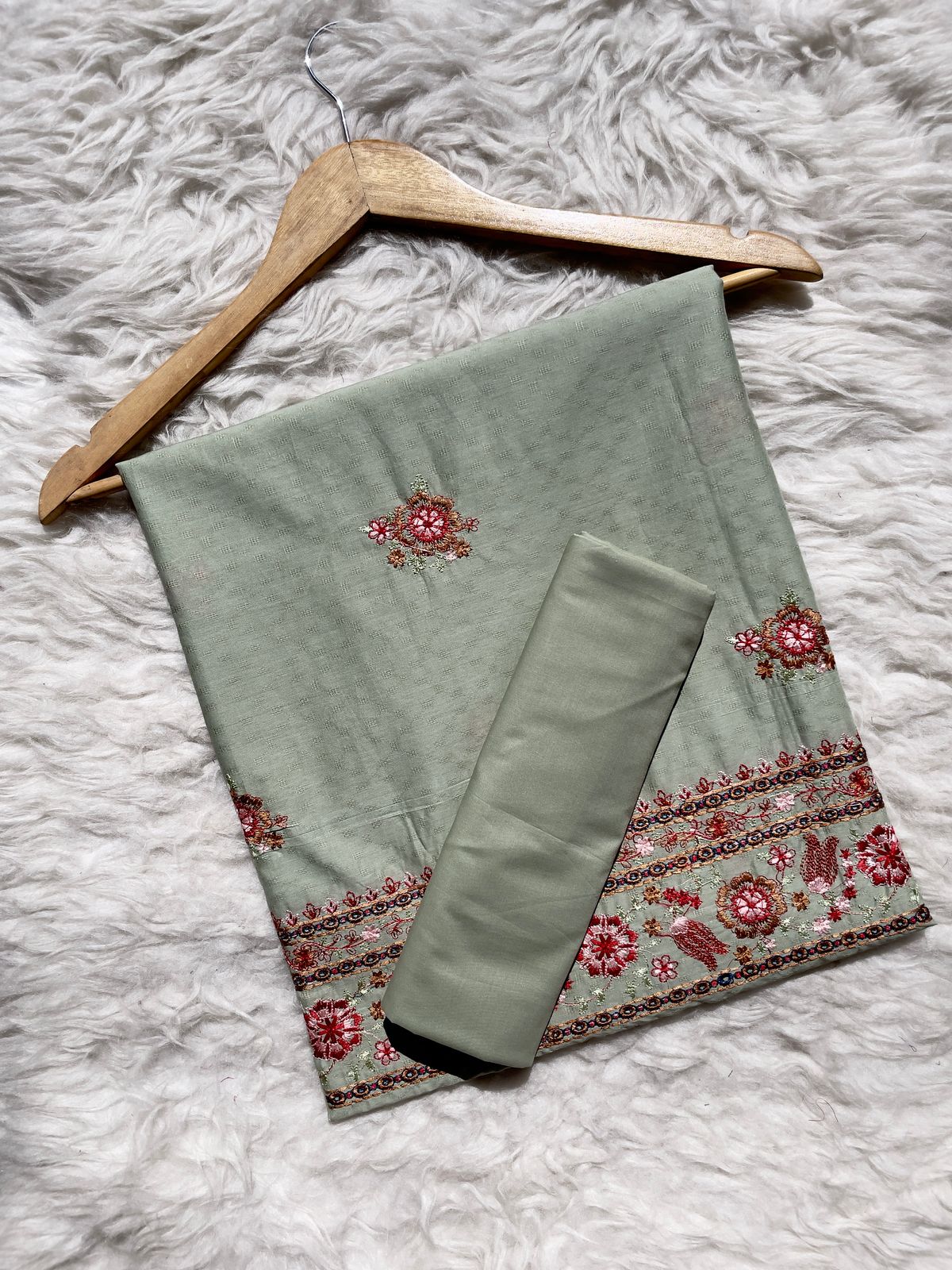 Embroidered lawn 2pc