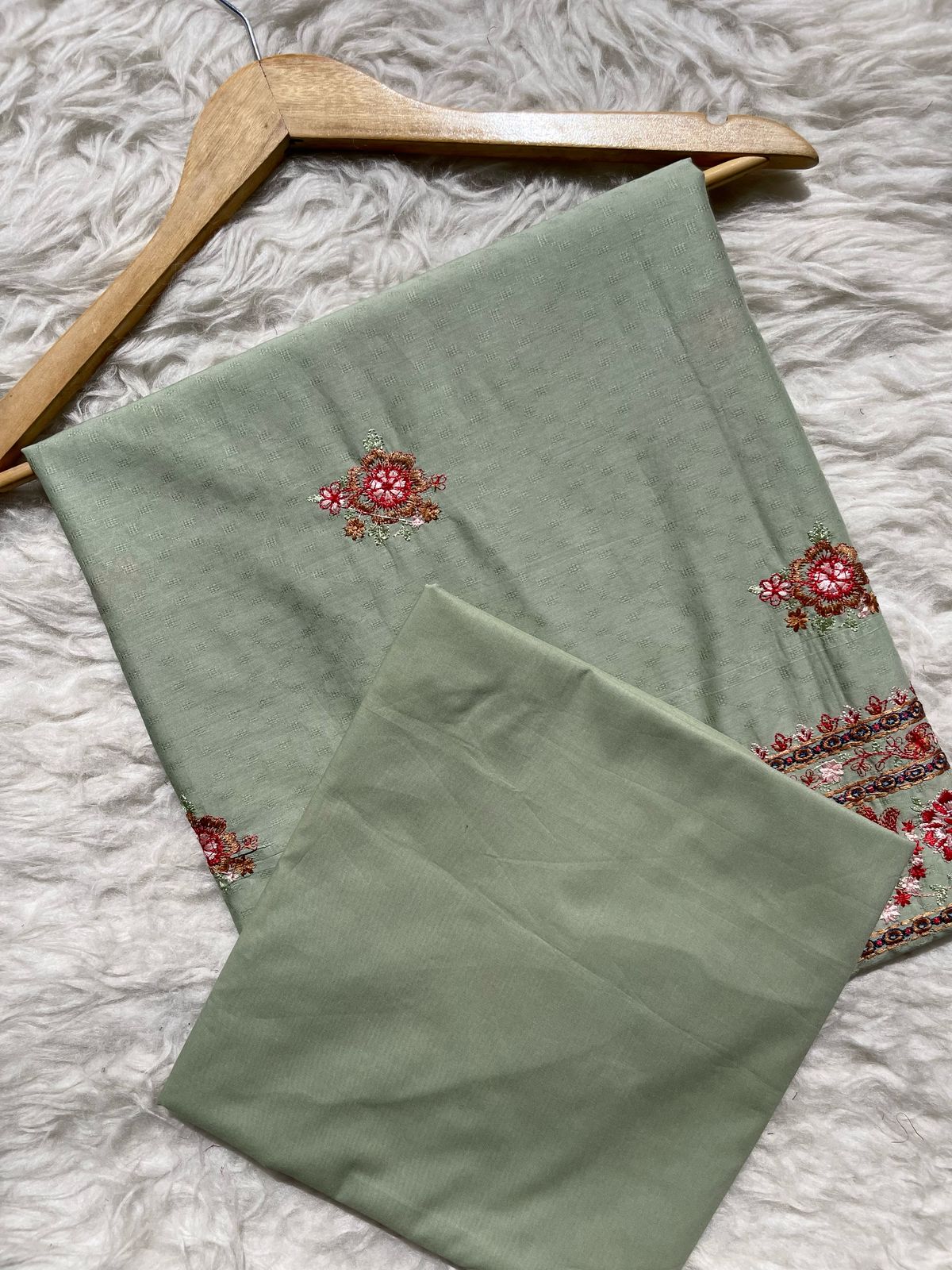 Embroidered lawn 2pc